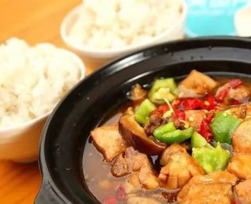 开家黄焖鸡米饭店投资一般需要多少钱？40㎡小店投资10万足矣
