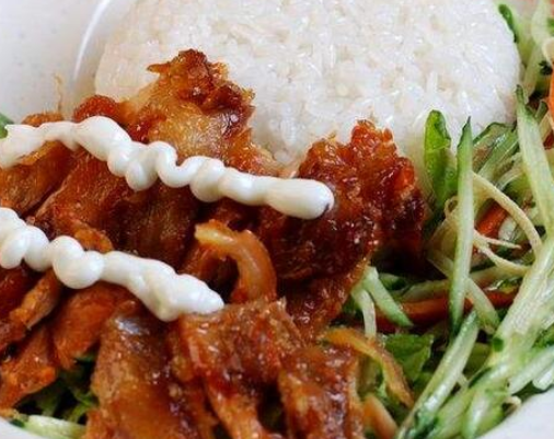 开个烤肉拌饭店一年利润能赚多少钱？年赚50万，4个技巧新手也能赚钱