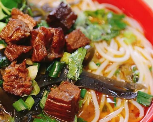 开家牛肉粉店投资一般需要多少钱？40㎡投资8万，详情数据分析