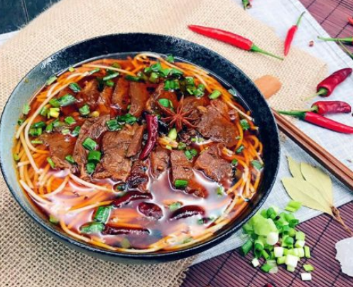开家牛肉粉店投资一般需要多少钱？40㎡投资8万，详情数据分析
