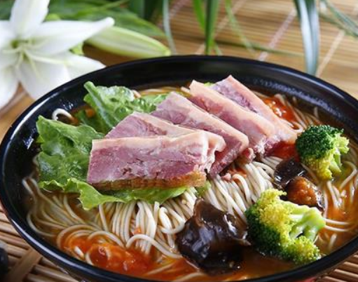 开个锅盖面店一年利润能赚多少钱？年赚40万，3个技巧新手也能赚钱