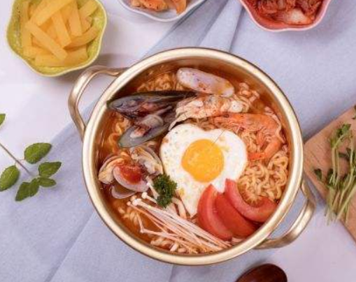 开家泡面小食堂投资一般需要多少钱？40㎡投资8万，详情数据分析