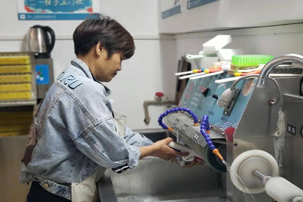 足迹洗鞋馆加盟成功案例集锦：跟随脚步，迈向成功！