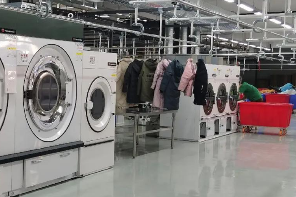 专业干洗店设备支持，洁而雅干洗加盟的竞争优势