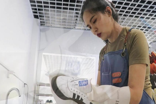 鞋先森SNEAKER洗护馆加盟设备好不好？高端设备，提升品牌竞争力