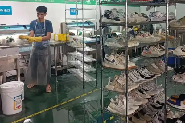 猫人洗鞋