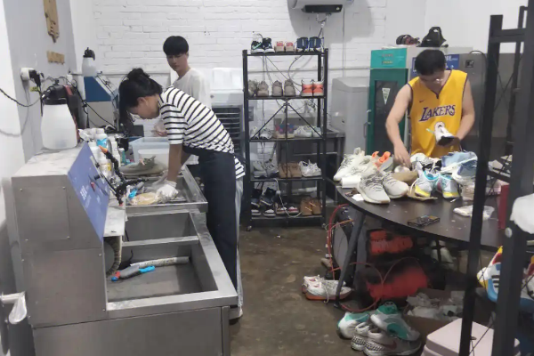 猫人洗鞋
